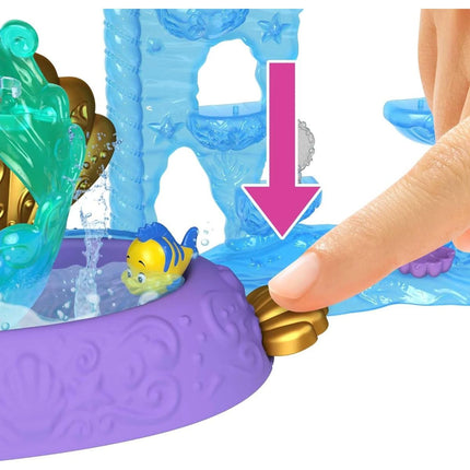 Kleine Puppe Ariel und königliches Schloss - Disney Prinzessinnen